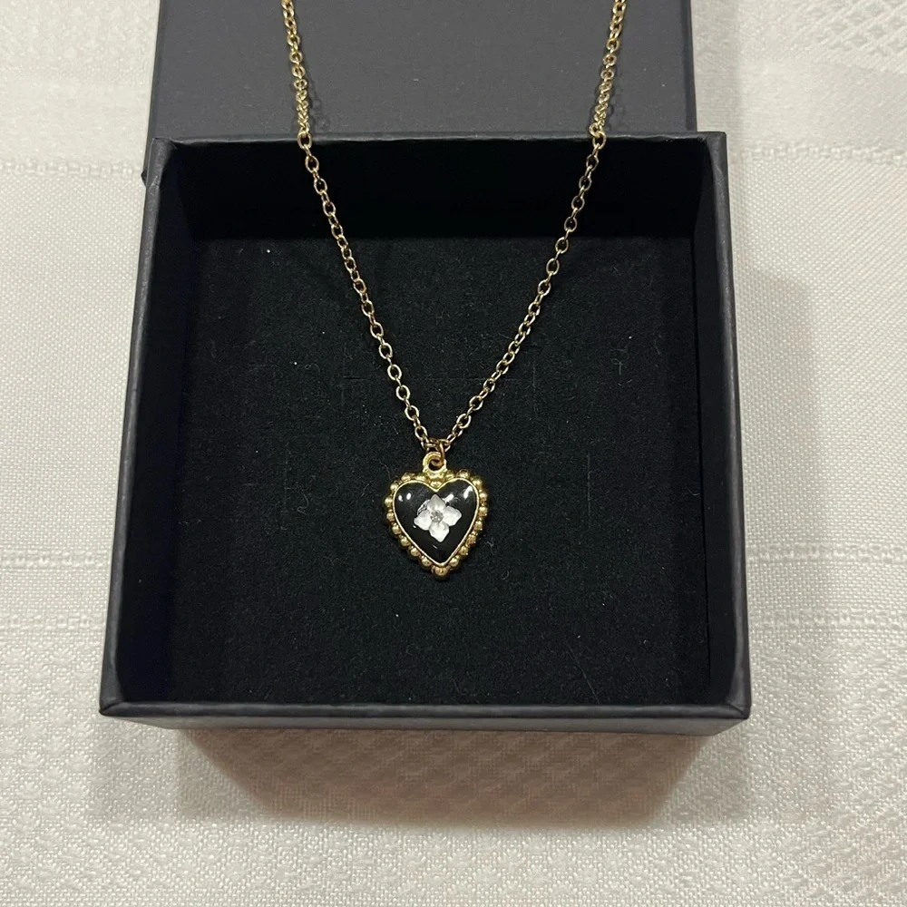Gold tone heart necklace flower pendant. Simple. Classic. Feminine. Perfect gift - Picture 3 of 5